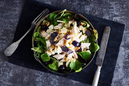 Salade van geplukte kip met walnoten en druiven
