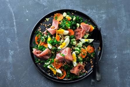Spelt met tuinbonen, roerbakgroenten, rookvlees en ei