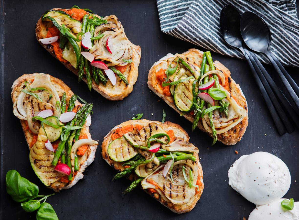 Zuurdesemtoast met gegrilde groenten en buffelmozzarella