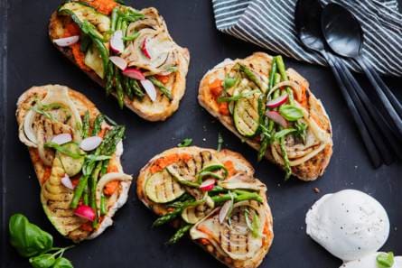 Zuurdesemtoast met gegrilde groenten en buffelmozzarella