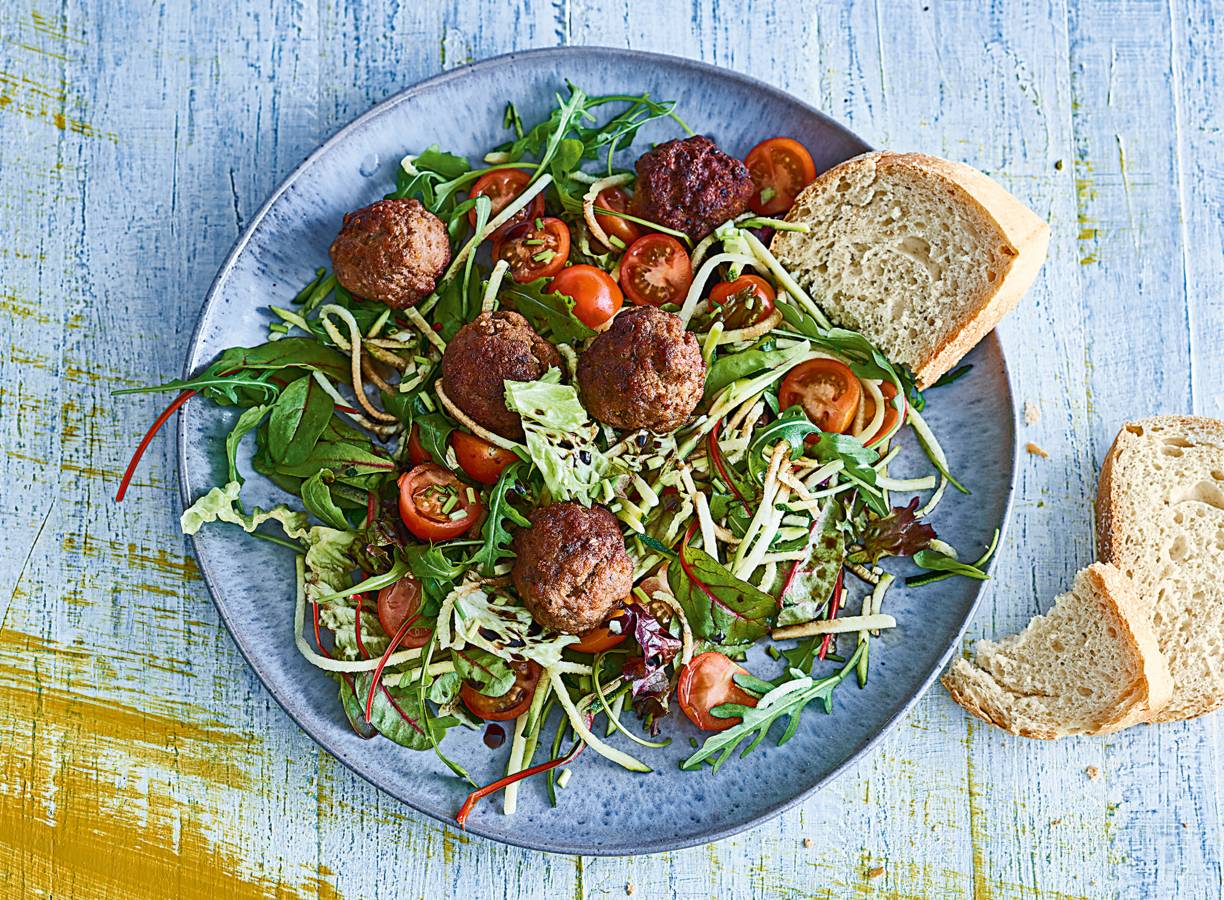 Italiaanse maaltijdsalade met gekruide gehaktballetjes