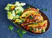 Wauw, wat een vulling. We vullen de taco's met zoete aardappel, paprika, bonen en kaas.