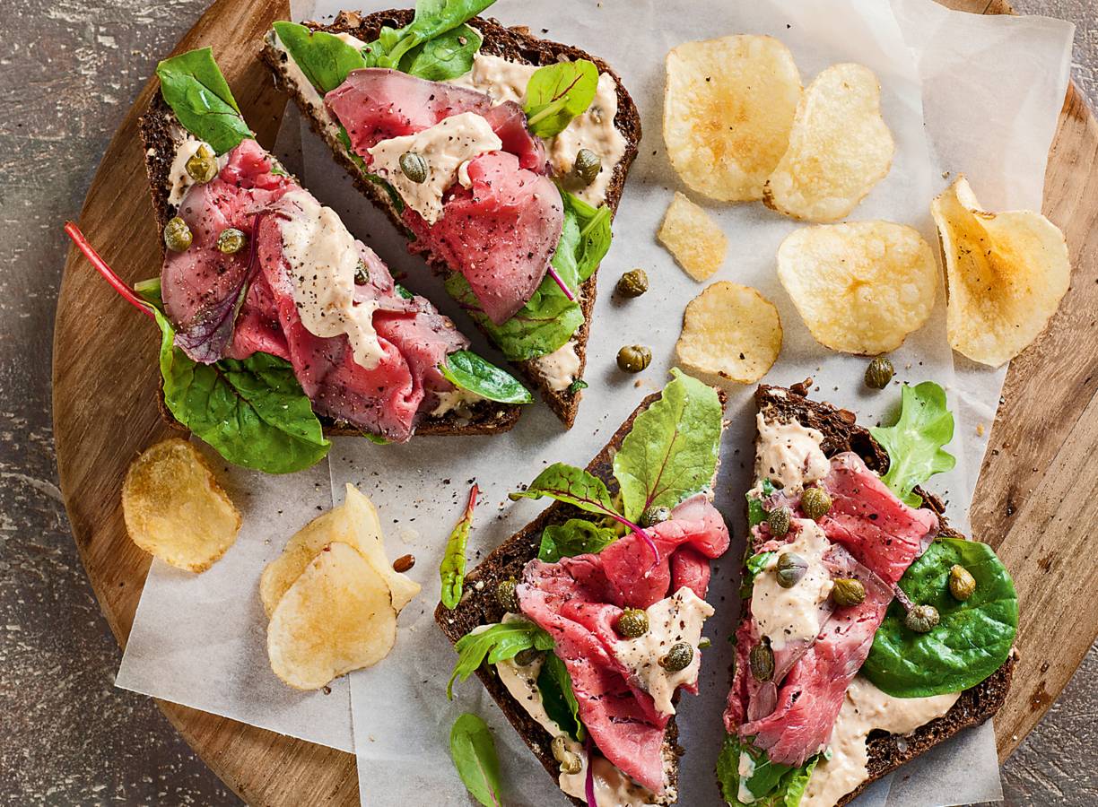 Open stevig donker meergranensandwich rosbief-tonijn