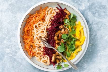 Regenboogsalade met tofu