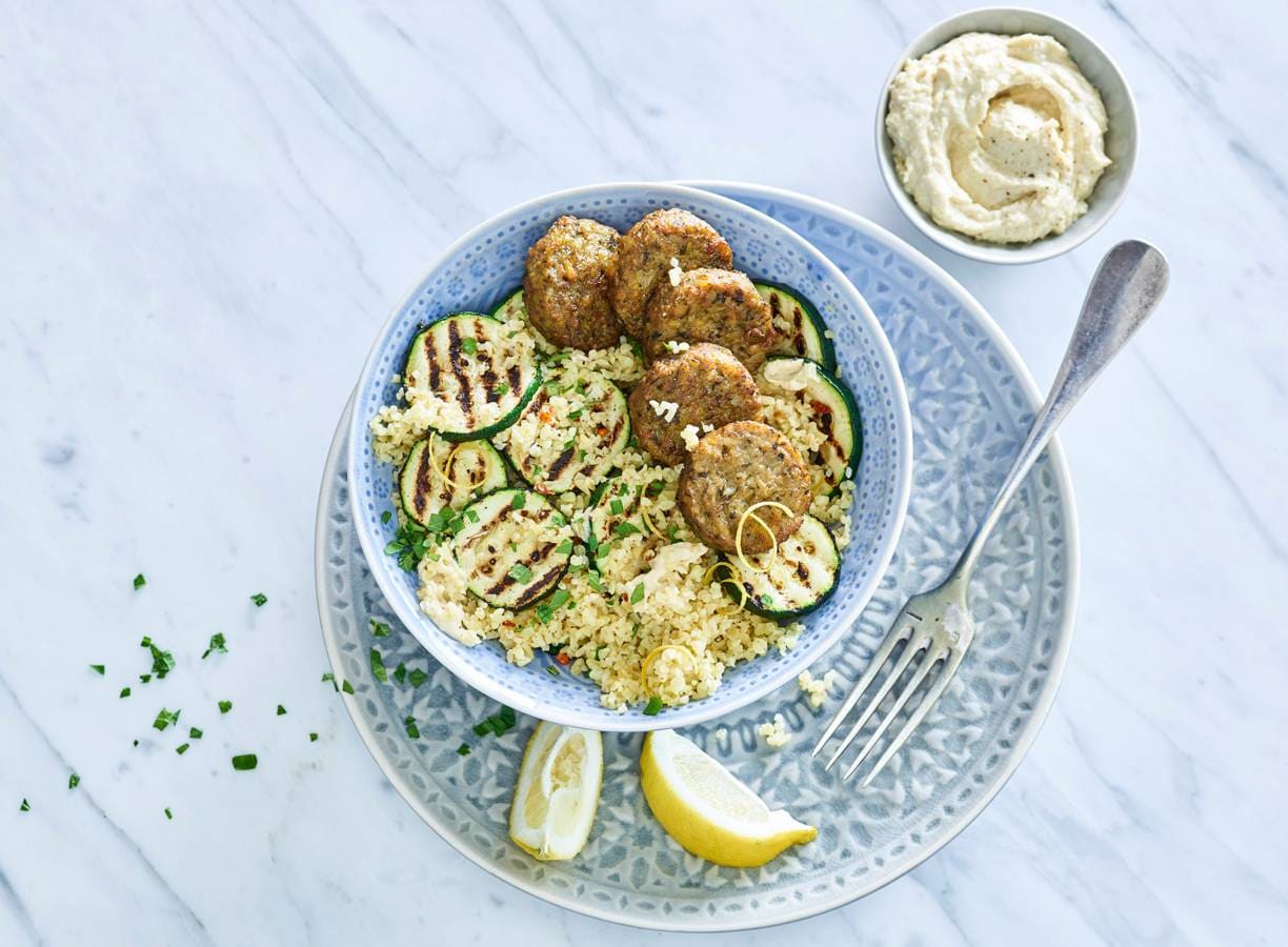 Bulgursalade met hummus en falafel