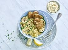 Hummus en falafel: een gouden combi. Helemaal in een salade met bulgur.