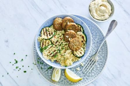 Bulgursalade met hummus en falafel