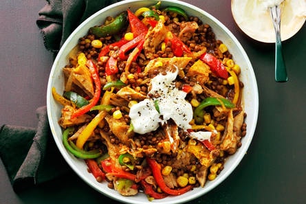 Vegetarische linzenstoof met paprika en mais