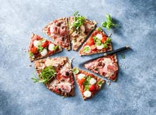 Snelle pizza? Als je crackers als bodem gebruikt staat-ie zo op tafel.