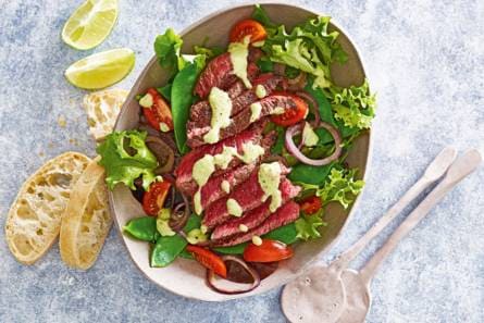 Biefstuksalade met avocado-chimichurridressing
