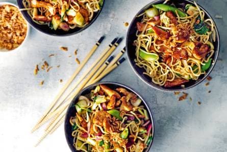 Chinese noedels uit de wok met groente en scharrelkipfilet
