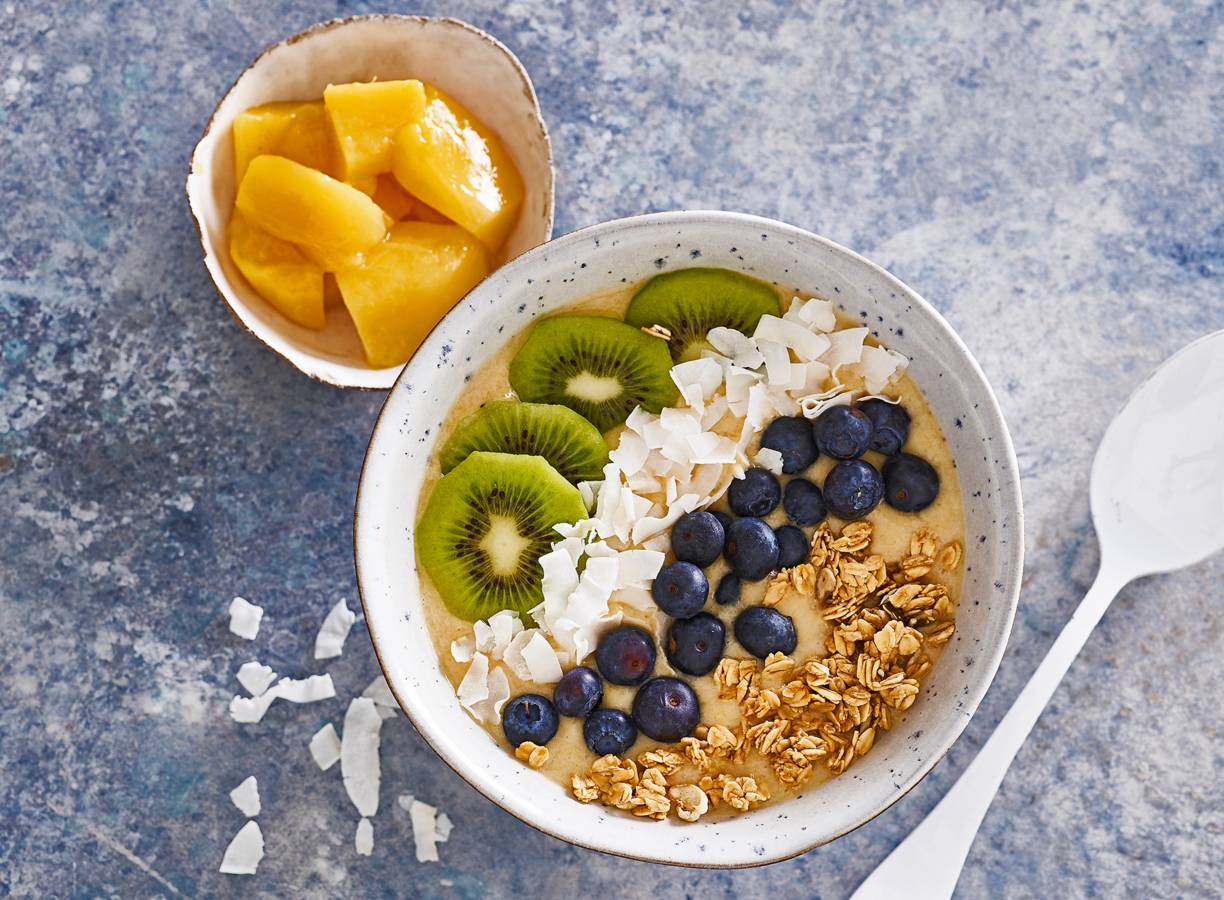Smoothiebowl met kokoswater, fruit en granola