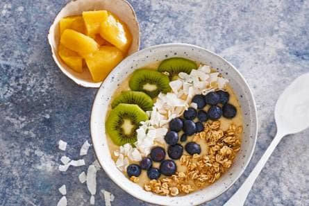Smoothiebowl met kokoswater, fruit en granola