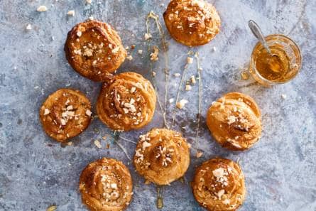 Snelle honingsbroodjes met kaneel en hazelnoten