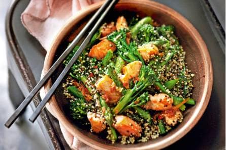 Roer­bak van quinoa, as­per­ges en zalm
