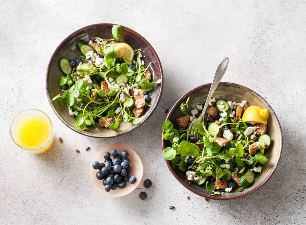 Rijkgevulde ontbijtsalade met volkoren croutons en blauwe bessen