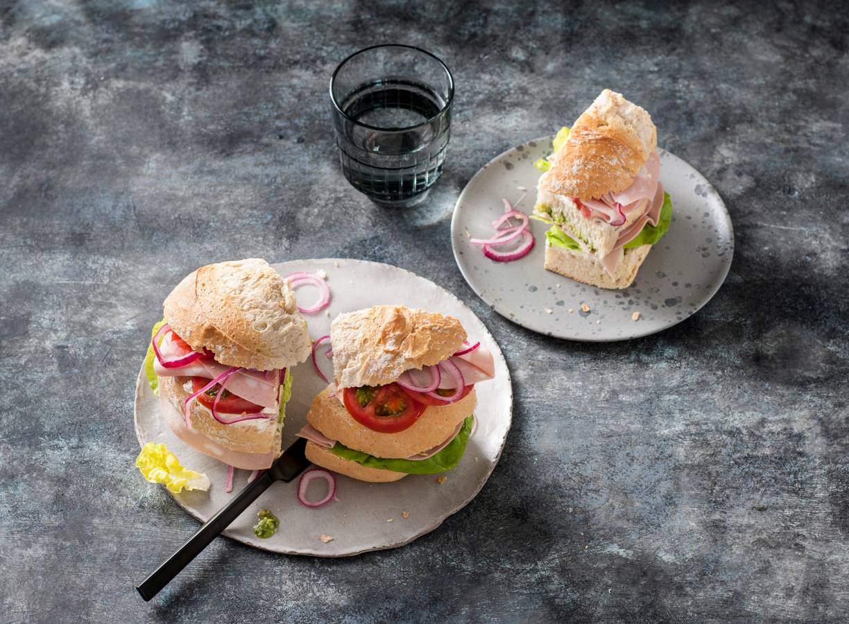 Mortadella-sandwich met zuivelspread, kropsla en tomaat