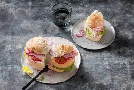 Mortadella-sandwich met zuivelspread, kropsla en tomaat