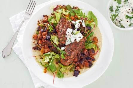 Linzen-runderkebab met korianderyoghurt en sla