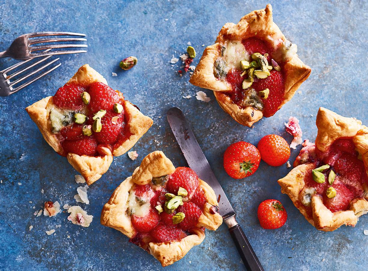 Gekaramelliseerde aardbeientaartjes met balsamicoazijn & gorgonzola
