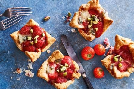 Gekaramelliseerde aardbeientaartjes met balsamicoazijn & gorgonzola