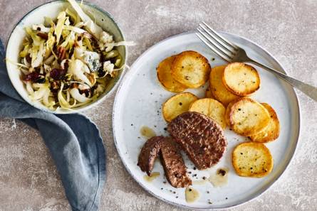 Perfect gebakken aardappelen met tartaar en witlofsalade
