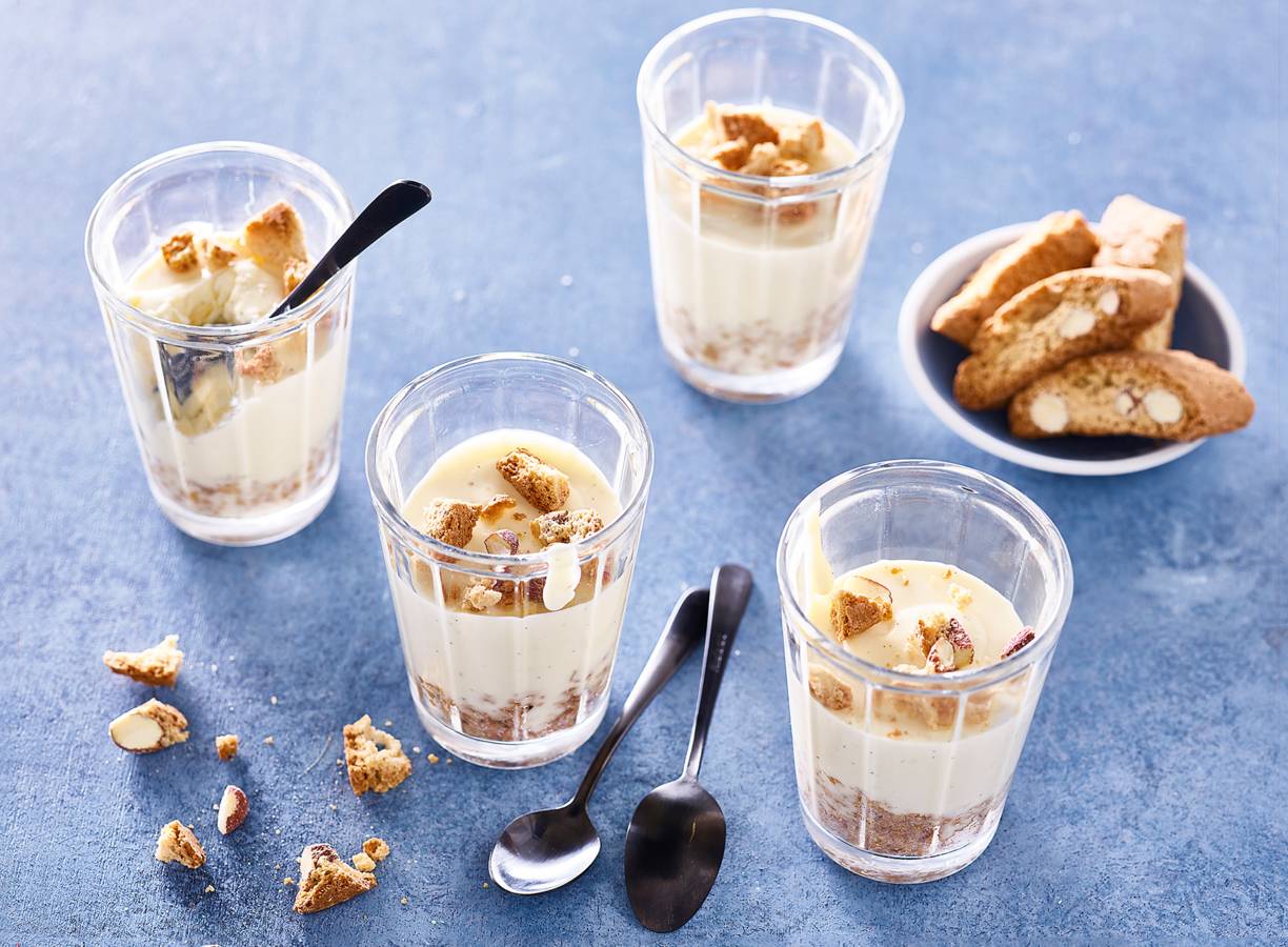 Limoncello-panna cotta met cantuccinibodem
