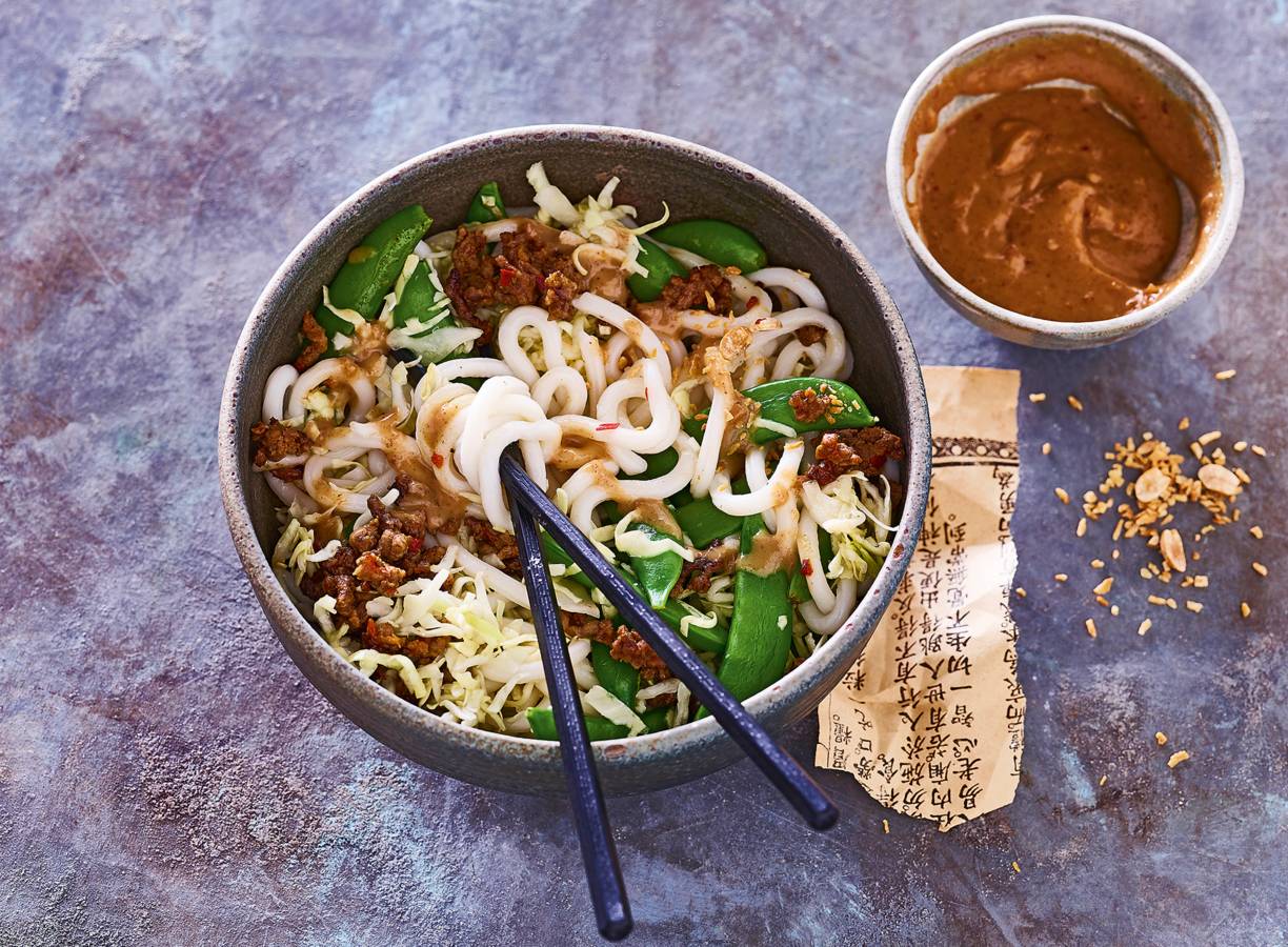 Noedelsalade met rundergehakt, groenten en pindakaasdressing