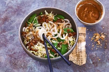 Noedelsalade met rundergehakt, groenten en pindakaasdressing