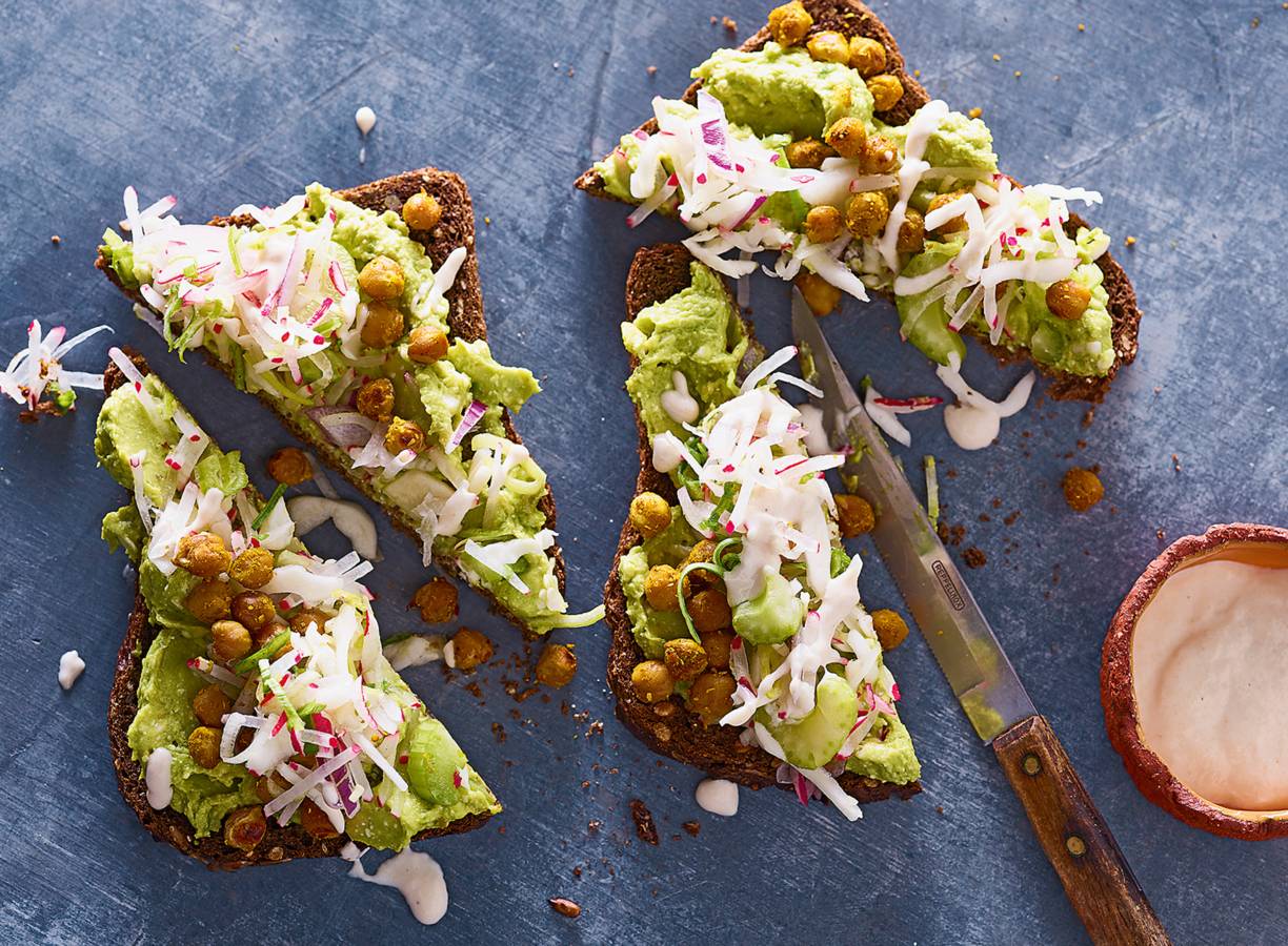 Toast met avocadospread, kikkererwten & radijsmix