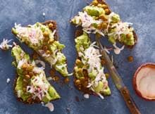 De pure smaak van de kikkererwten past perfect bij de spread van avocado en feta op toast.