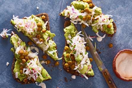 Toast met avocadospread, kikkererwten & radijsmix