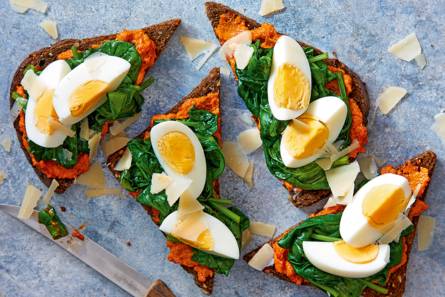 Toast met pesto, roergebakken spinazie & ei