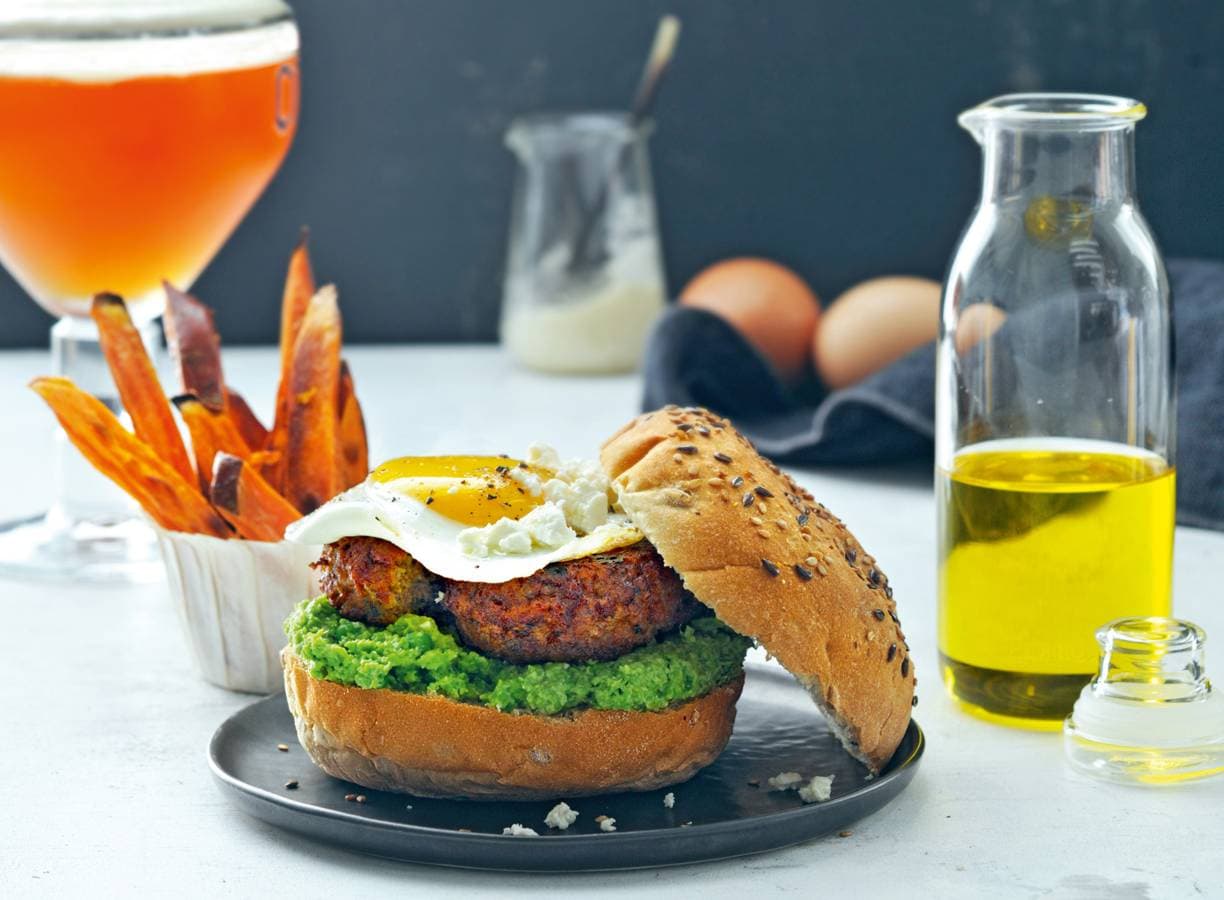 Vegaburger met zoete-aardappelfrites