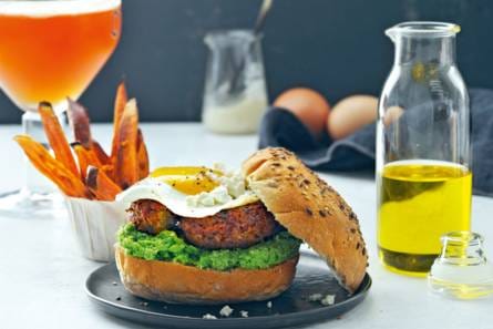 Vegaburger met zoete-aardappelfrites