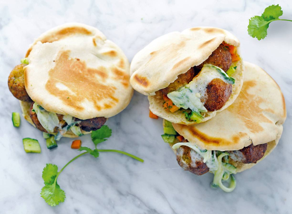 Falafel pita met tzatziki & wortel-komkommersalade