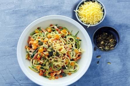 Kleurrijke groentepasta met zoete aardappel