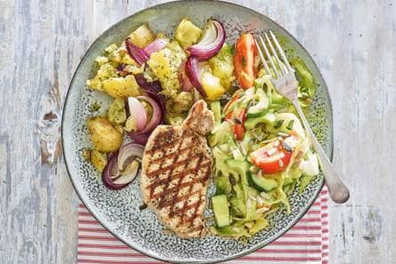 Gegrilde filetlapjes met ovenaardappel en salade