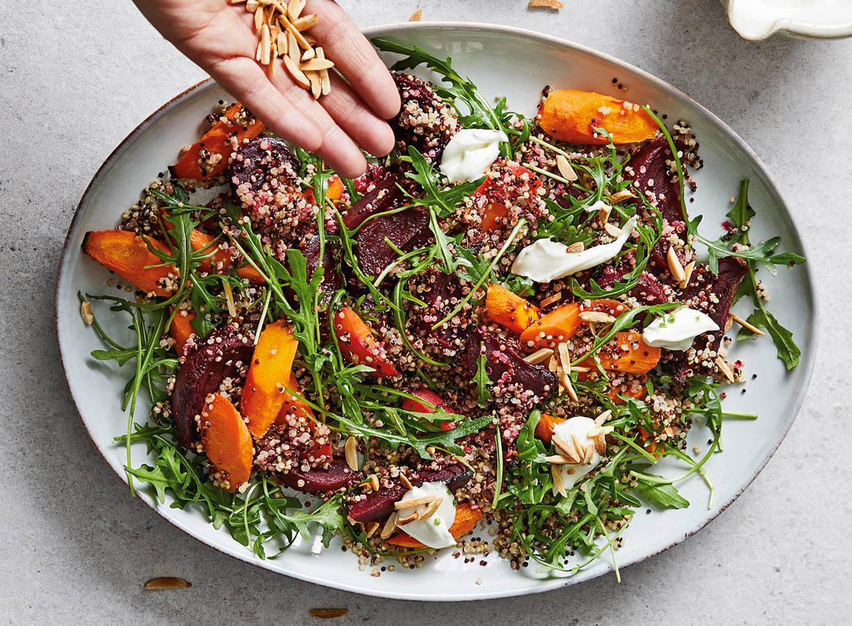 Lentemaaltijdsalade van quinoa en biet