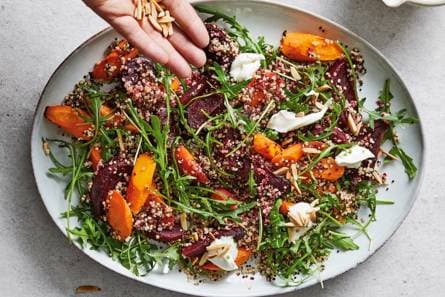 Lentemaaltijdsalade van quinoa en biet