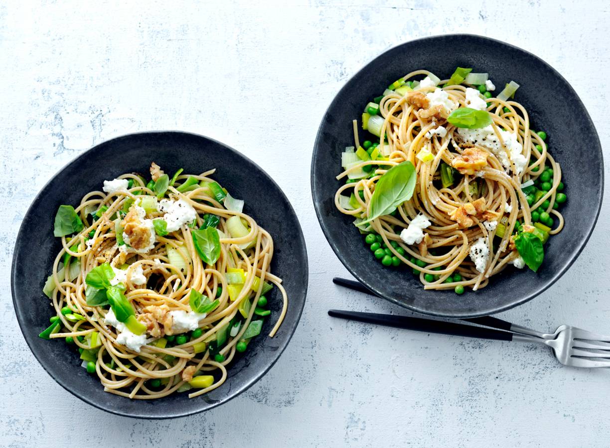 Volkorenpasta met groene groenten en cottage cheese