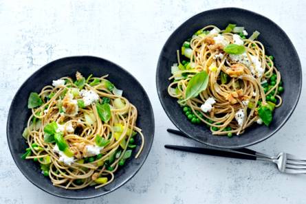 Volkorenpasta met groene groenten en cottage cheese