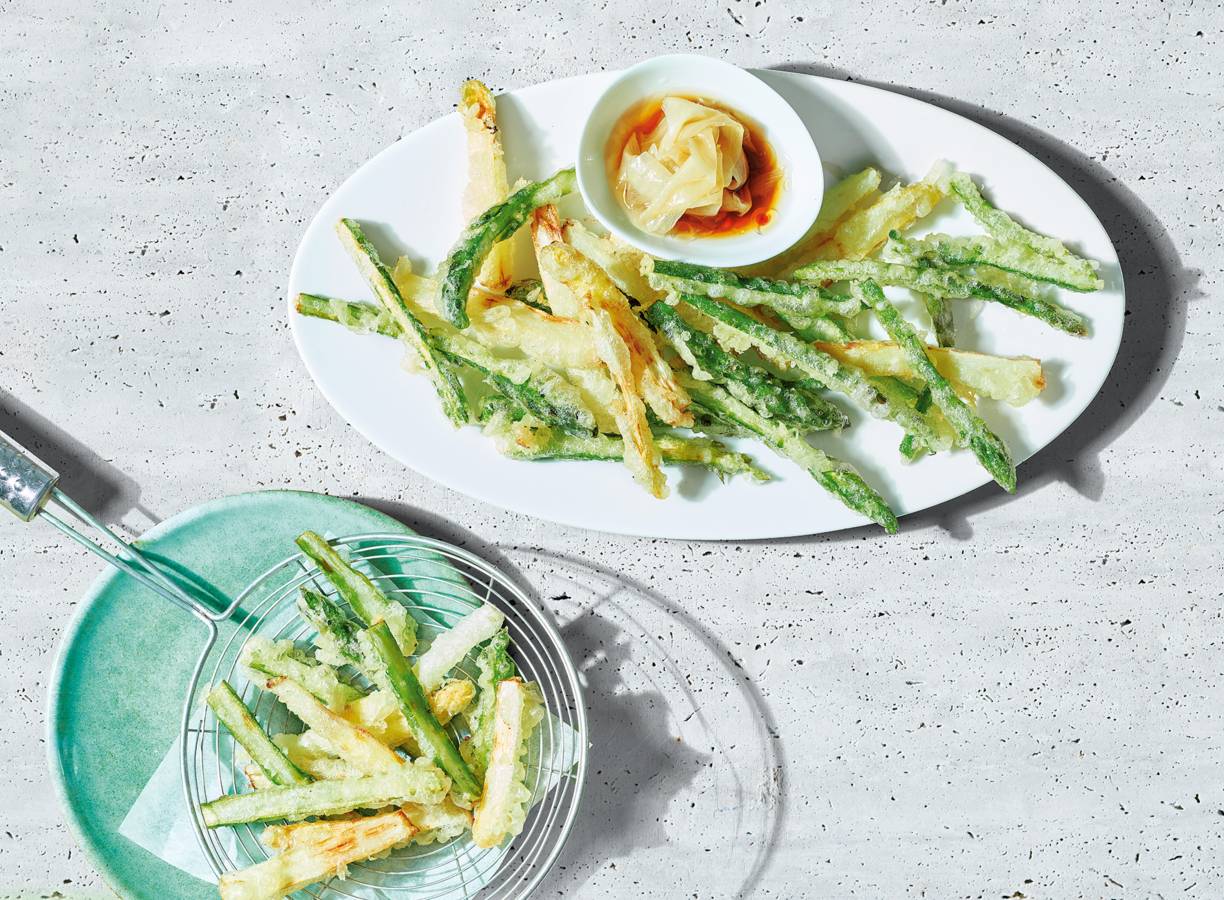 Tempura van groene en witte asperges