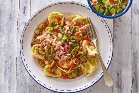 Verse tortelloni met tonijn en tomatensaus