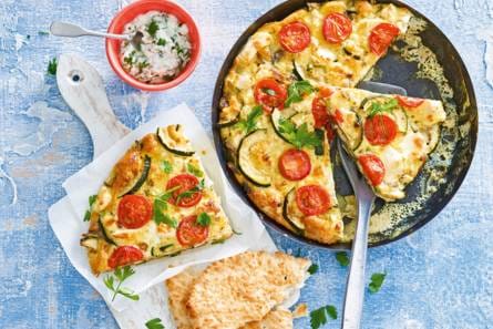 Courgettefrittata met naanbrood en frisse yoghurtdip