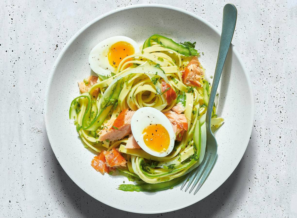 Aspergetagliatelle met warmgerookte zalm en ei