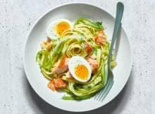 Asperge en zalm: dat is nou echt een goed duo. Combineer deze 2 in een frisse pasta met tagliatelle.