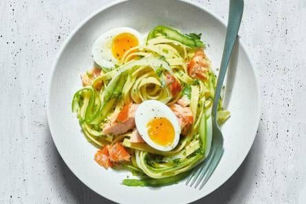 Aspergetagliatelle met warmgerookte zalm en ei