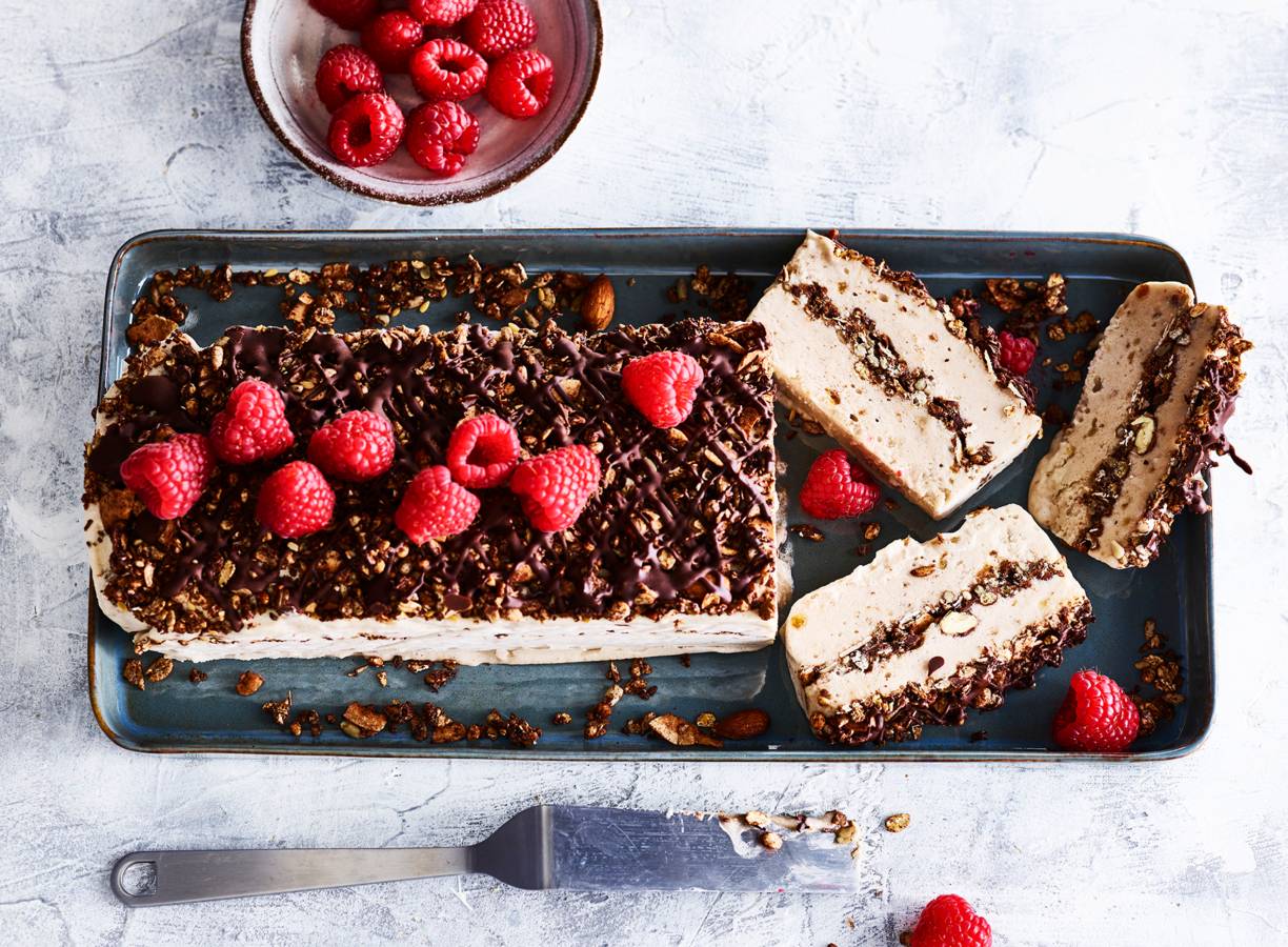 Bananenijstaart met granola en frambozen
