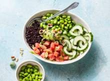 Watermeloen, sojabonen en avocado: deze bowl schrééuwt toch bijna zomer?